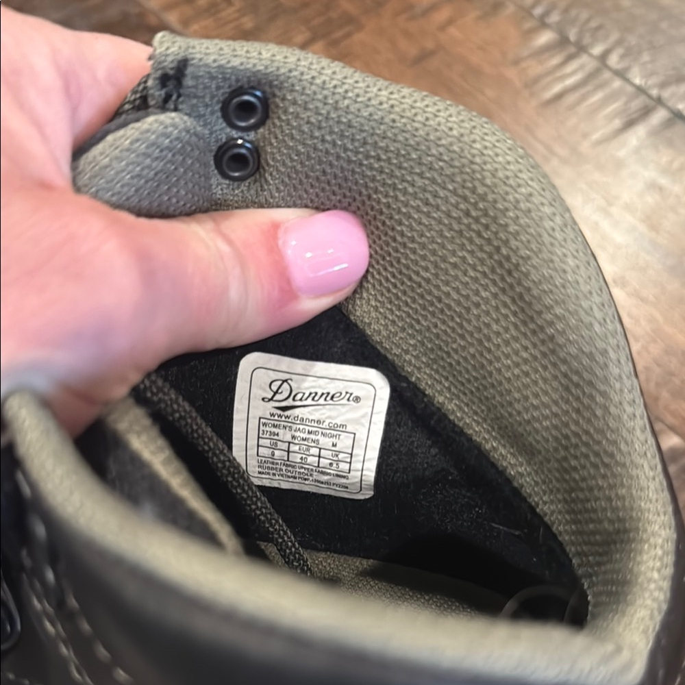 Danner Black Boots Durable High-Top Design - Picture 3 of 5